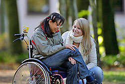 Rollstuhlfahrererin mit Betreuerin